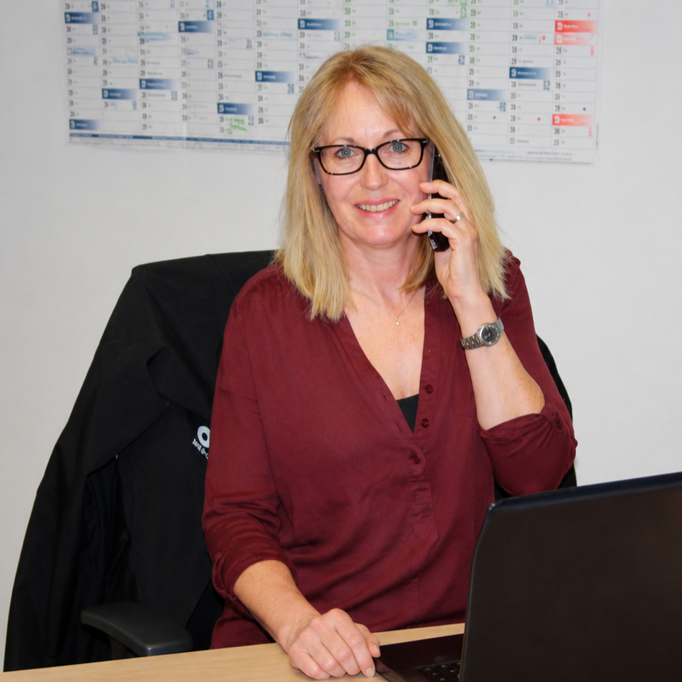 Andrea Fuhrmann von der Mitgliederbetreuung der Kampfkunstschule Fichtner im Büro am Telefon